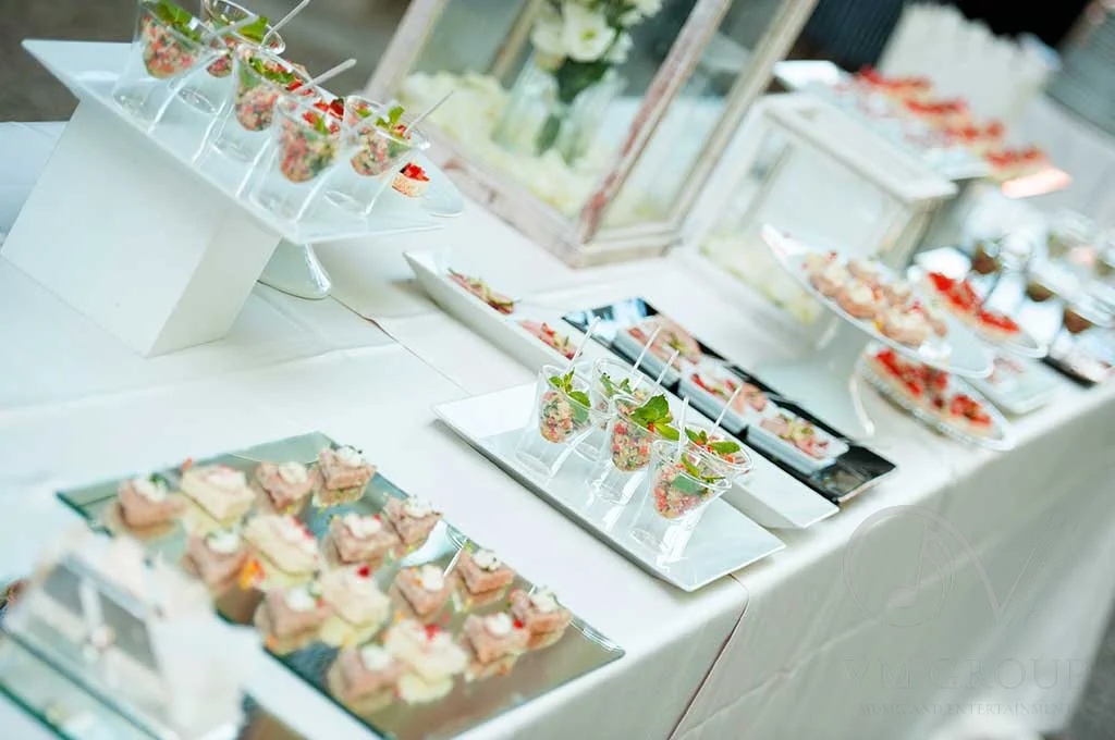 Buffet di aperitivo nel parco di Villa Gaia Gandini tra verde e statue