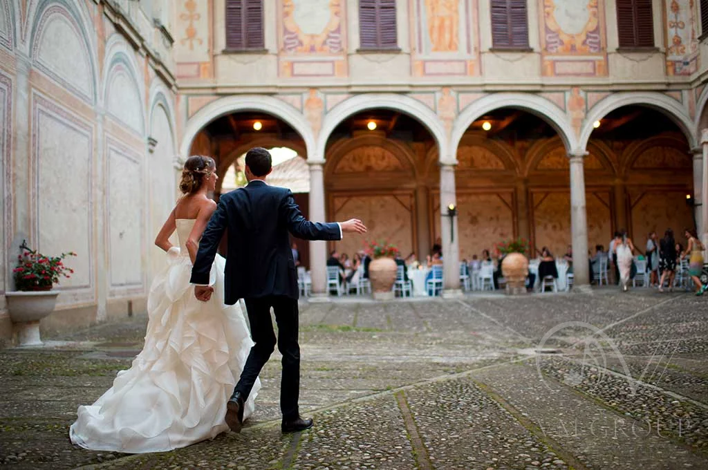 Aperitivo sotto il portico a chiostro affrescato di Villa Gaia Gandini