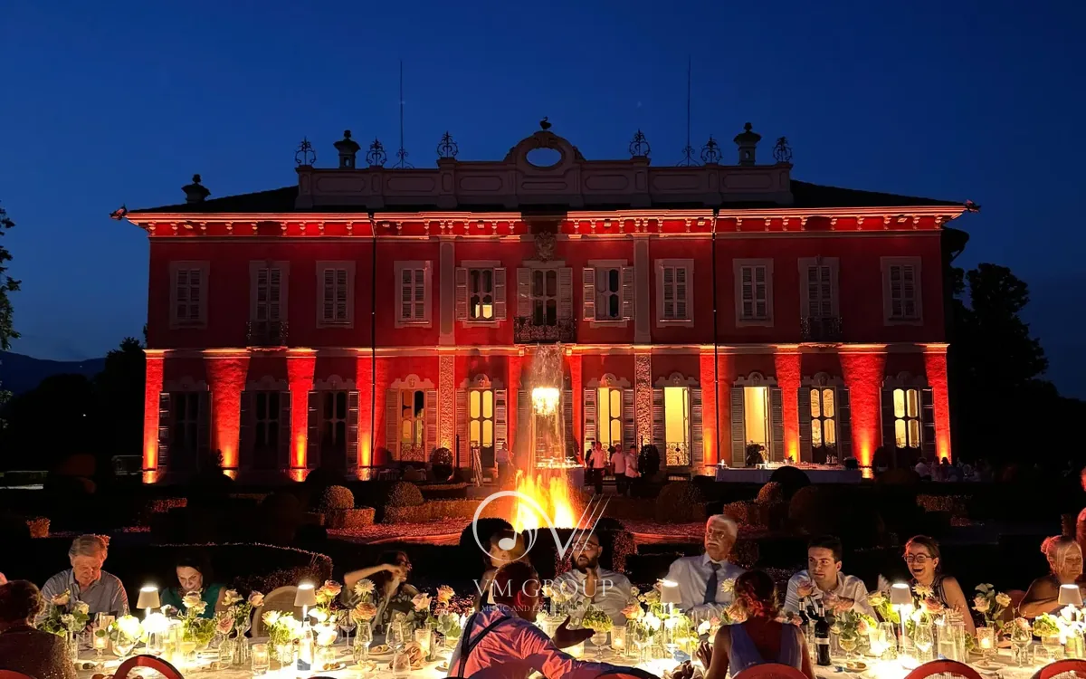 Banchetto serale all'esterno di Villa Subaglio con facciata illuminata