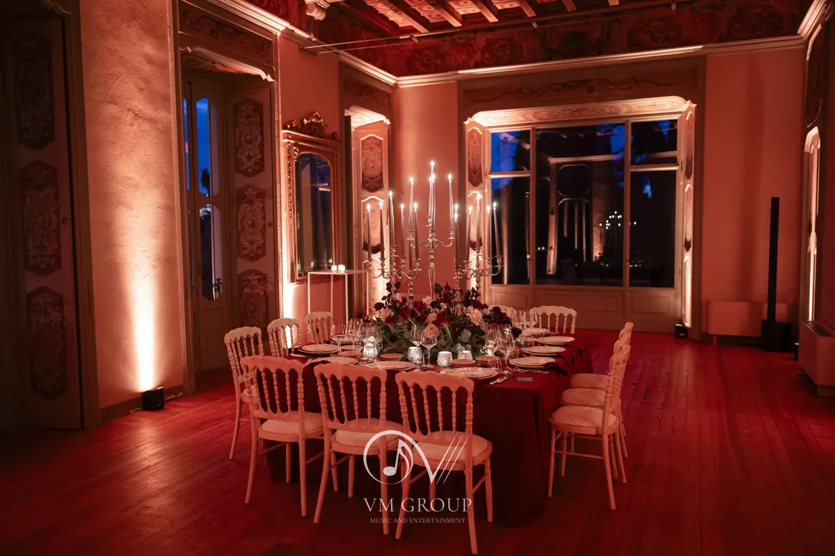 Cena di matrimonio nella sala storica di Villa Subaglio con candele, rose e lampadario