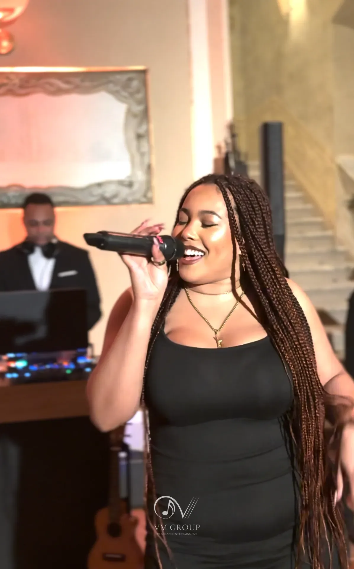 Intrattenimento live a Villa Subaglio: cantante con microfono e DJ durante il party