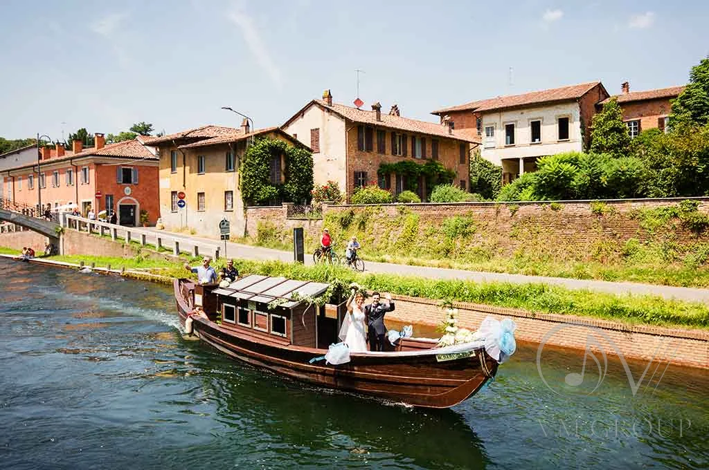 Arrivo degli sposi in barca sul Naviglio Grande a Villa Gaia Gandini