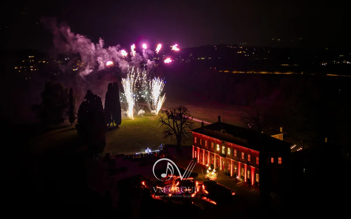 Fuochi d'artificio su Villa Subaglio durante il matrimonio serale