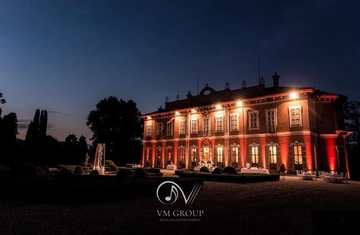 Villa Subaglio a Merate di sera: facciata storica illuminata con giardino all'italiana e allestimento ricevimento