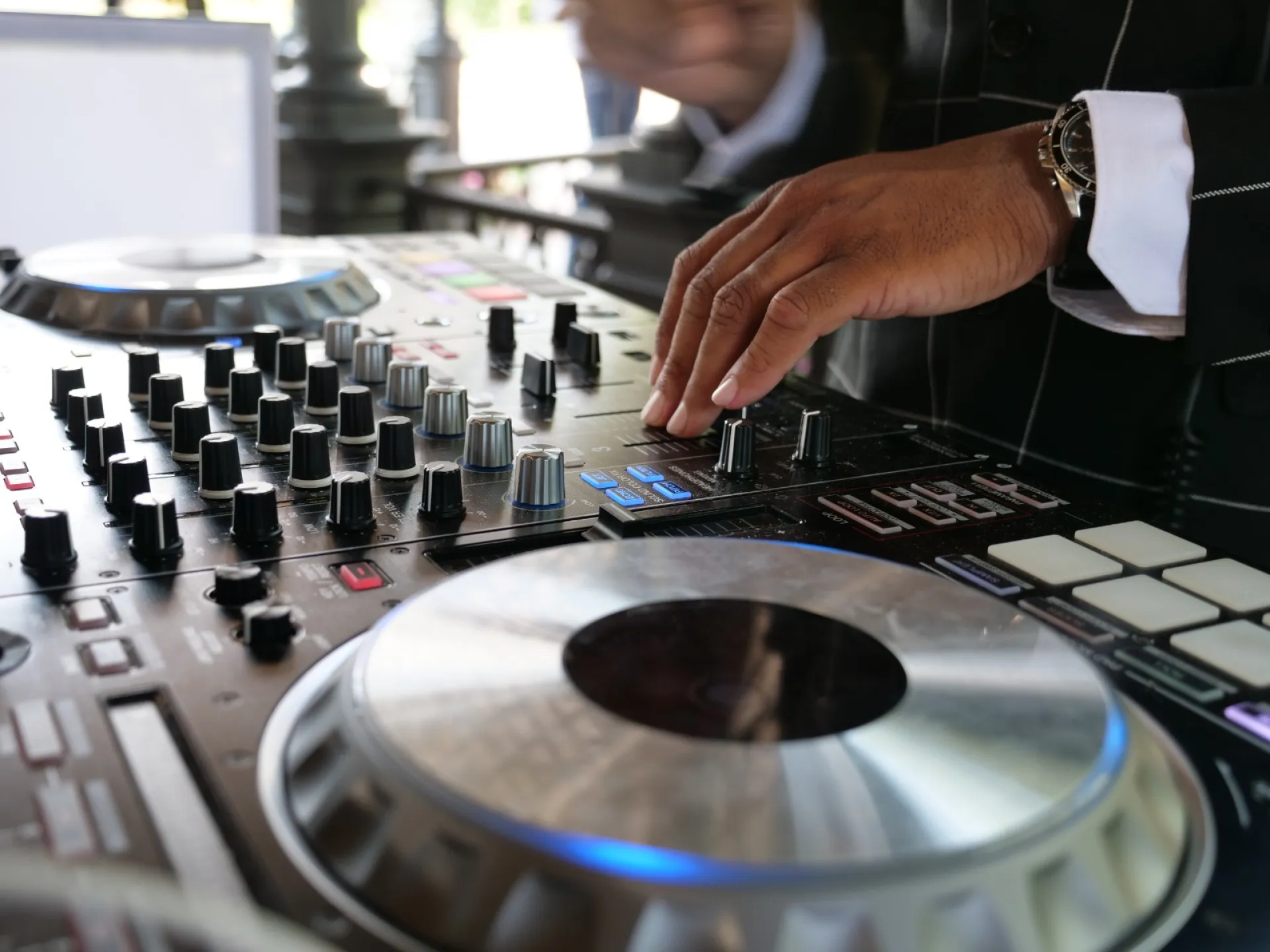 DJ in consolle durante un matrimonio o evento (Victor Music)