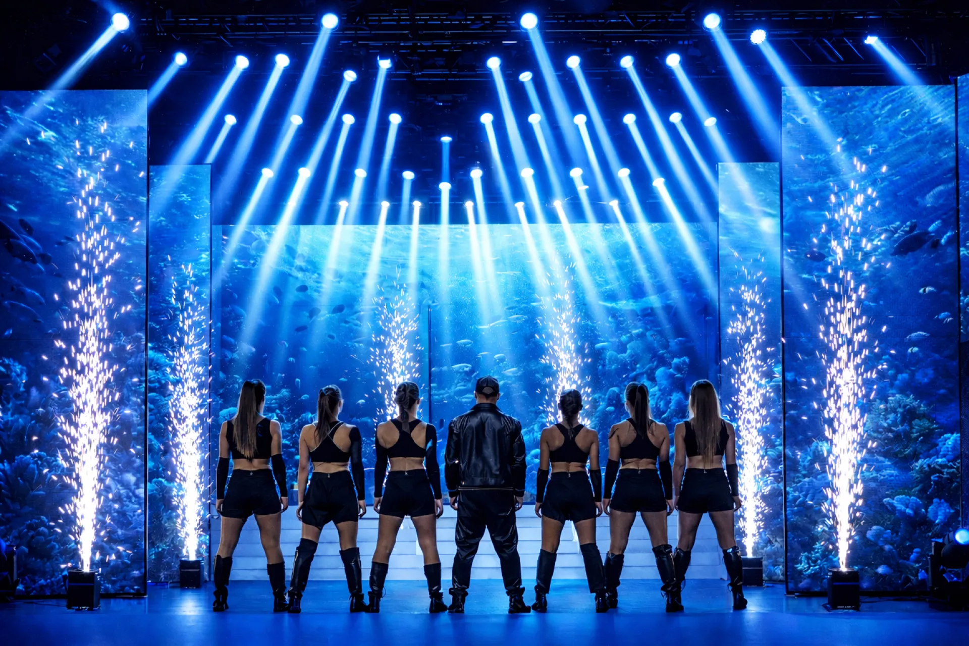 Palco con maxi LED, fasci blu e Sparkular ai piedi dei performer (Victor Music)
