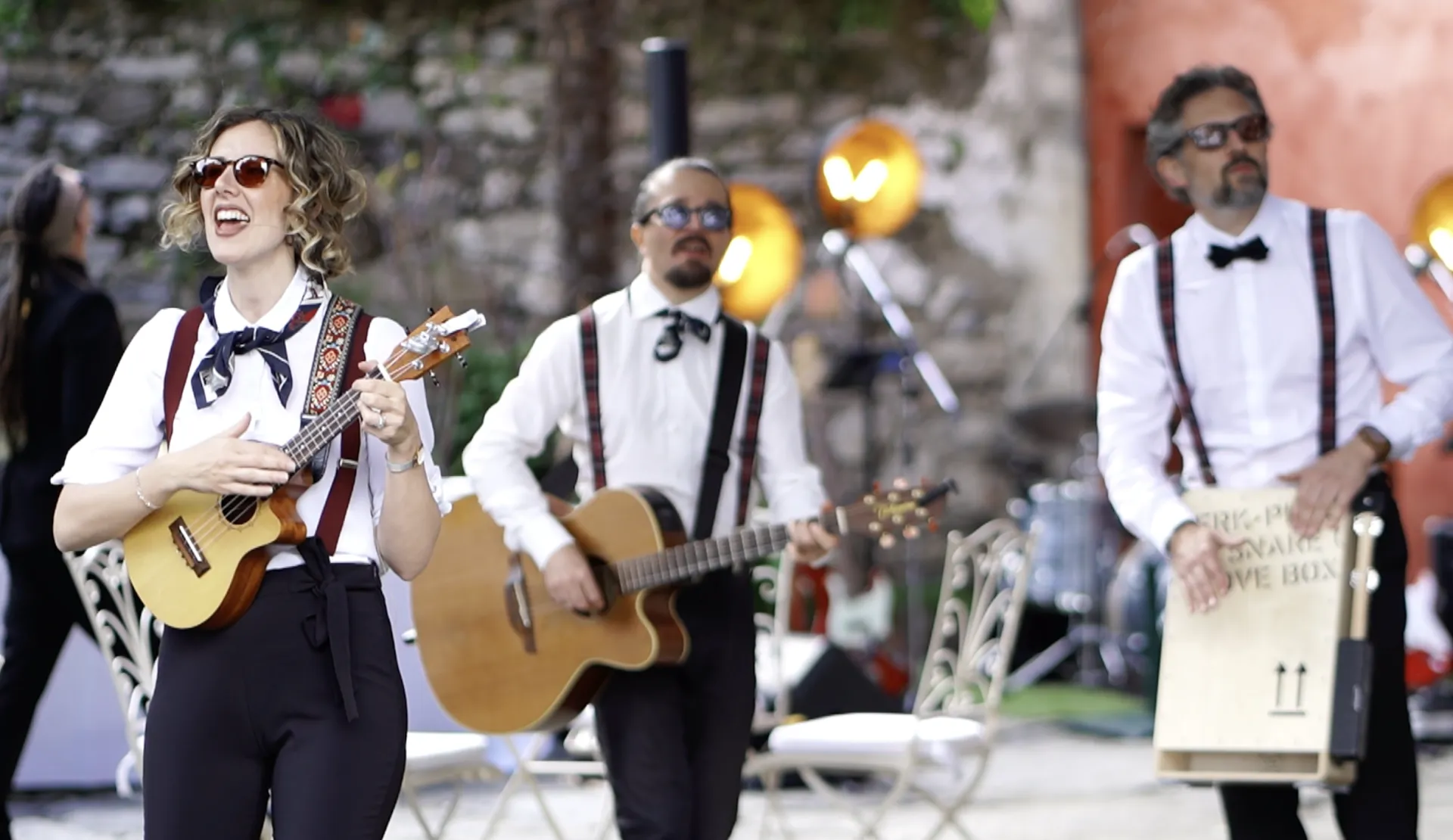 Band acustica itinerante in giardino con ukulele, chitarra e cajon tra gli ospiti (Victor Music)