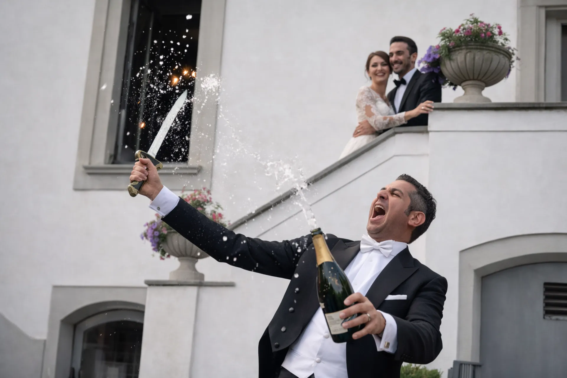 Tenore in frac durante sabrage champagne, spruzzi e sposi sul balcone di una villa (Victor Music)